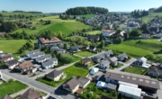 Titelbild - Einfamilienhaus mit grosser Terrasse, Garten sowie vielen Nebenräumen für Hobbys und genügend Parkplätze