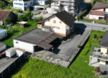 Bild - Einfamilienhaus mit grosser Terrasse, Garten sowie vielen Nebenräumen für Hobbys und genügend Parkplätze